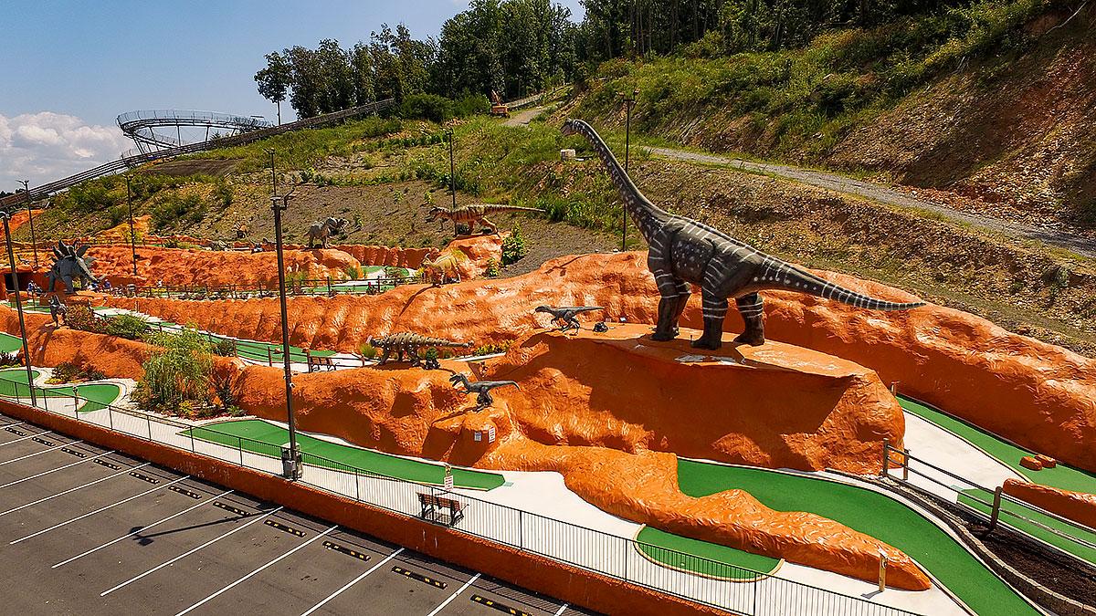 Summer scenery in Wears Valley Tennessee with green mountains and family activities