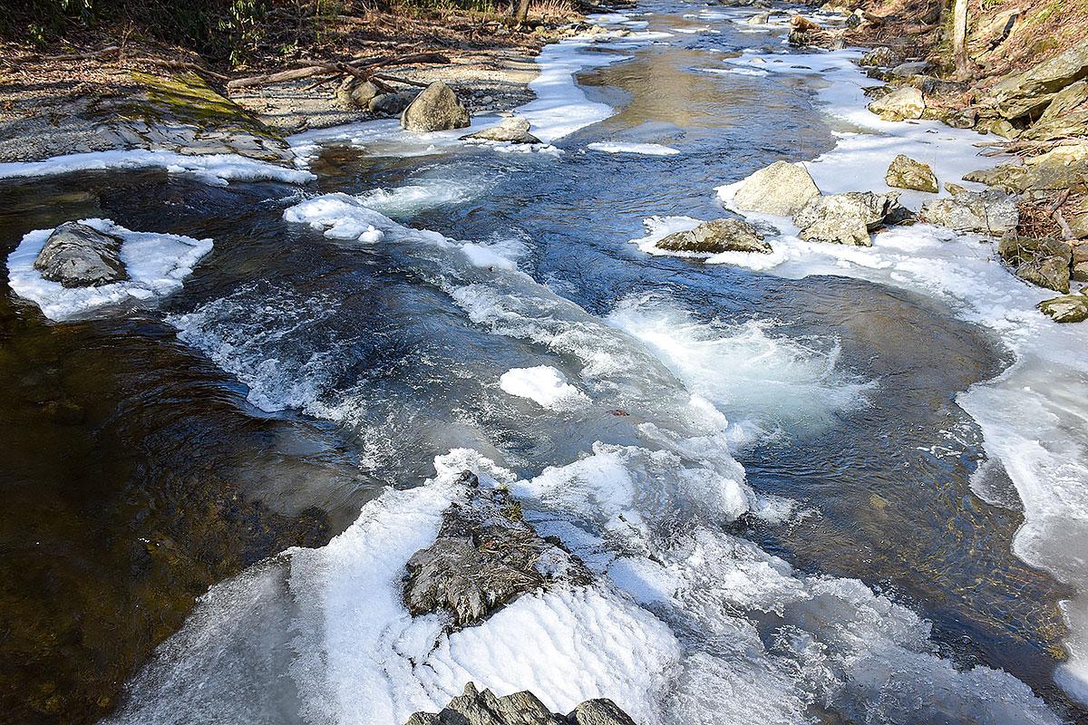 Winter scenery in Wears Valley Tennessee with Smoky Mountains and peaceful surroundings