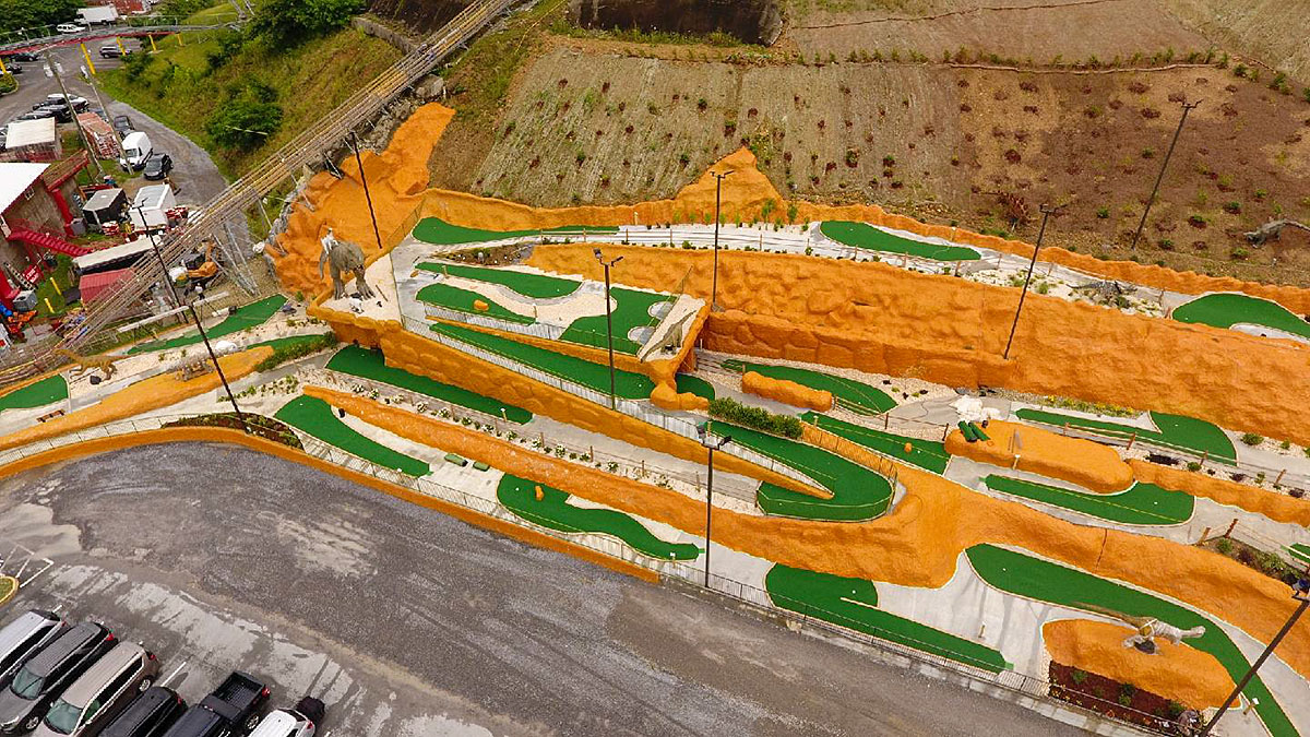 Bring your friends and spend hours with mini golf